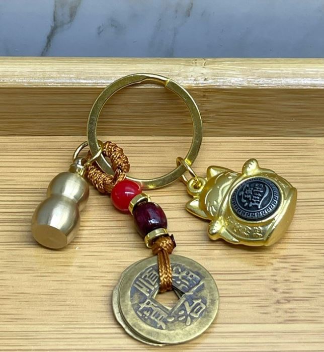 Metal Sans ve Bereket Figurleri Anahtarlik - TrendTrove