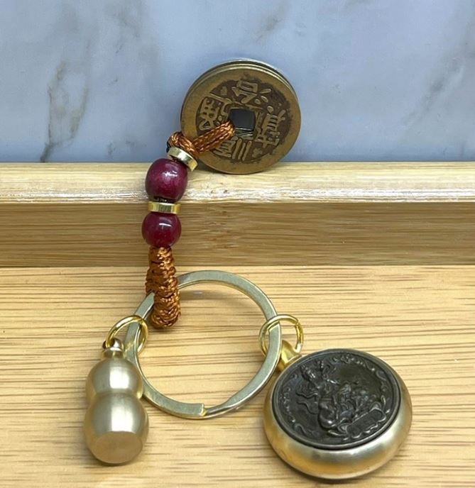 Metal Sans ve Bereket Figurleri Anahtarlik - TrendTrove